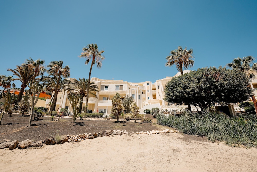 R2 Maryvent Beach Apartaments — Hotel building in Costa Calma, Canary Islands