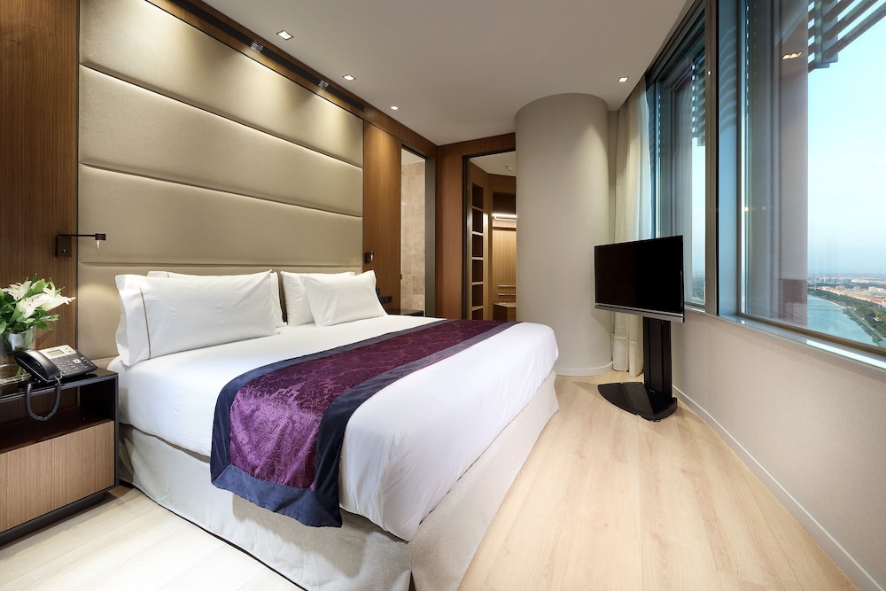 Eurostars Torre Sevilla — Hotel rooms in Seville, Andalusia