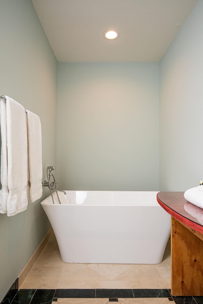 Bienville House — Hotel rooms in New Orleans, Louisiana