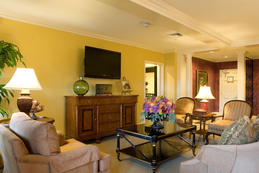 Bienville House — Hotel rooms in New Orleans, Louisiana