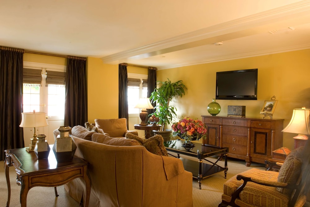 Bienville House — Hotel rooms in New Orleans, Louisiana