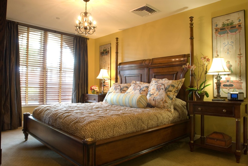 Bienville House — Hotel rooms in New Orleans, Louisiana