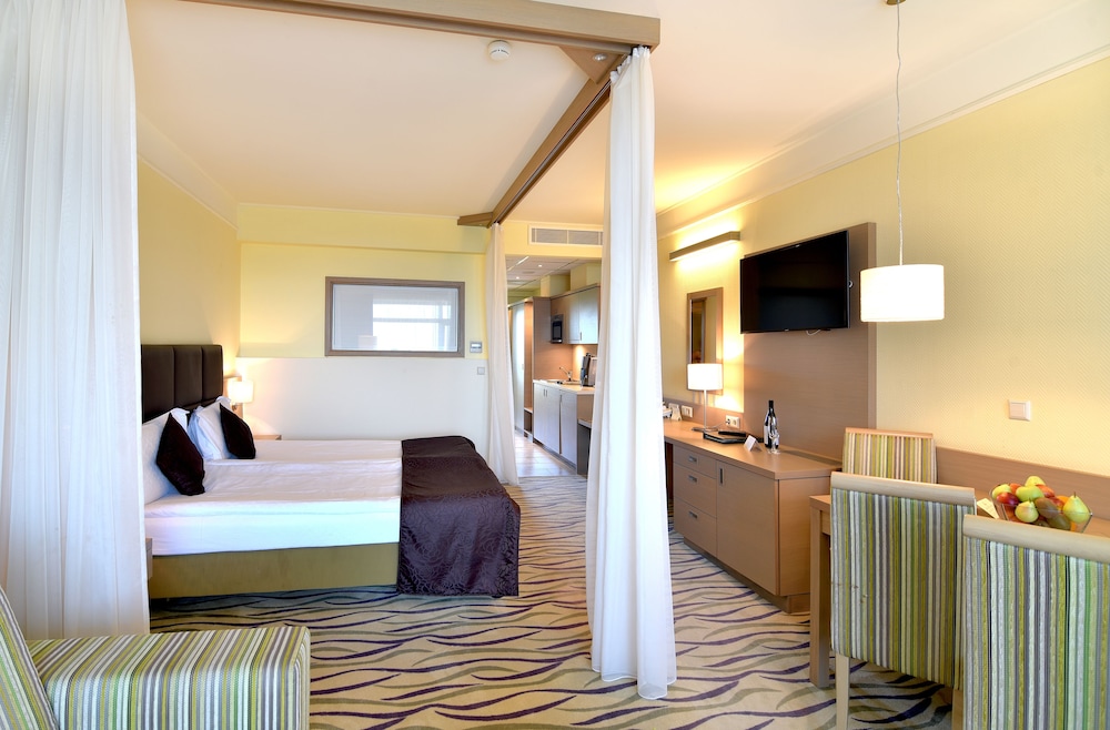 Flamingo Grand Hotel & SPA — Hotel rooms in Albena, Dobrich