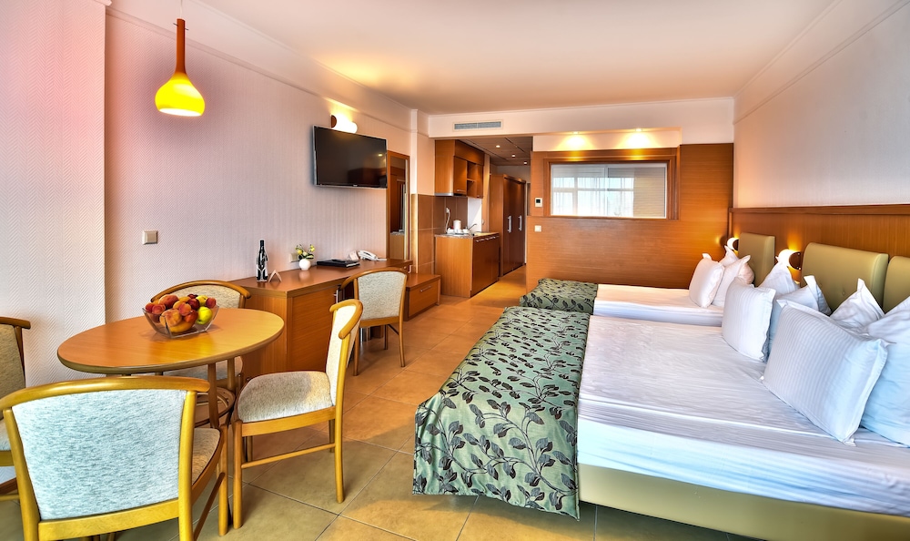 Flamingo Grand Hotel & SPA — Hotel rooms in Albena, Dobrich
