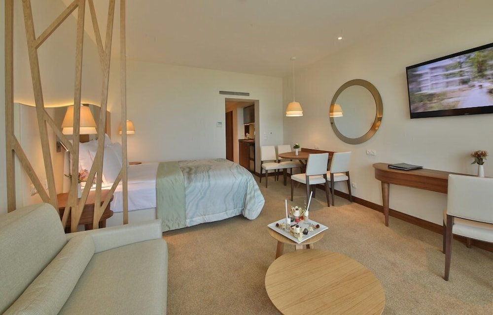 Flamingo Grand Hotel & SPA — Hotel rooms in Albena, Dobrich