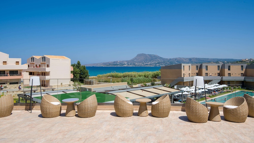 Kiani Beach Resort Family — Hotel building in Chania