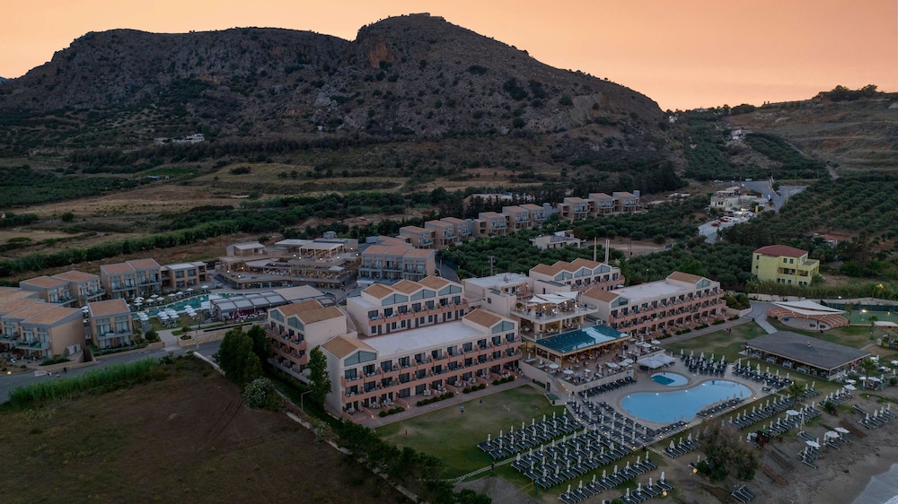 Kiani Beach Resort Family — Hotel building in Chania