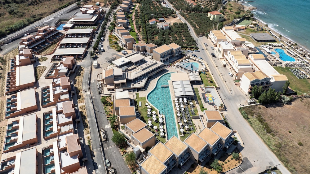 Kiani Beach Resort Family — Hotel building in Chania