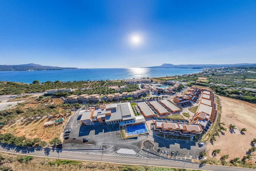 Kiani Beach Resort Family — Hotel building in Chania