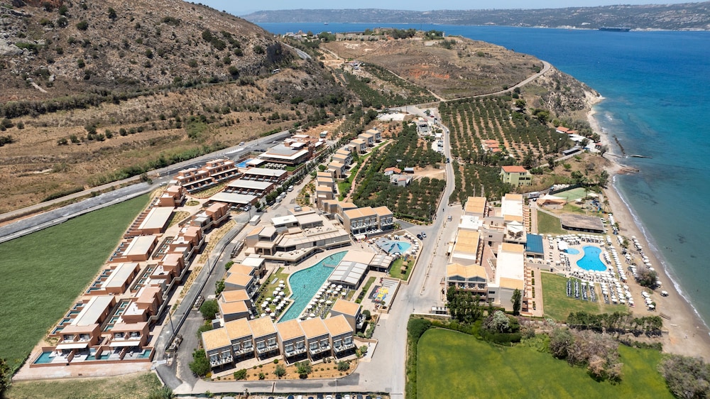 Kiani Beach Resort Family — Hotel building in Chania