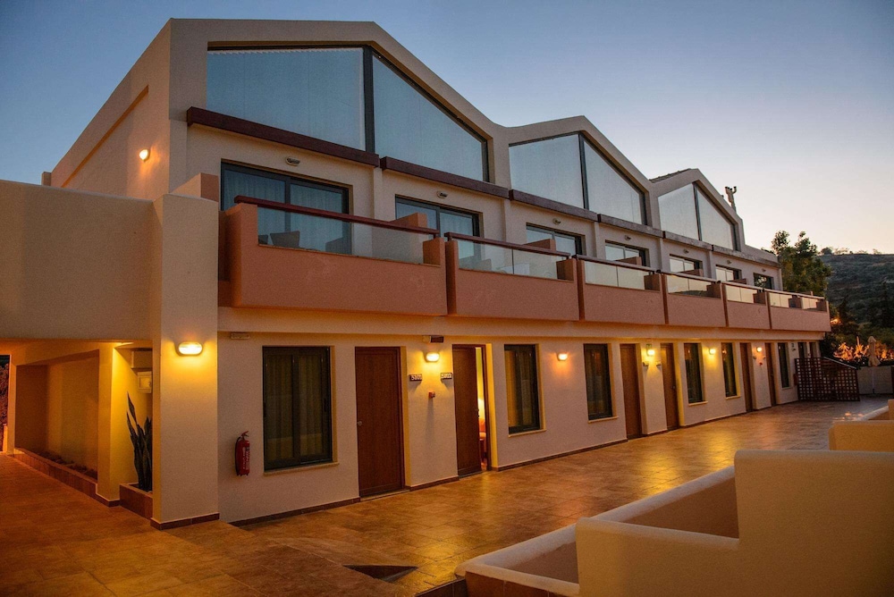 Kiani Beach Resort Family — Hotel building in Chania