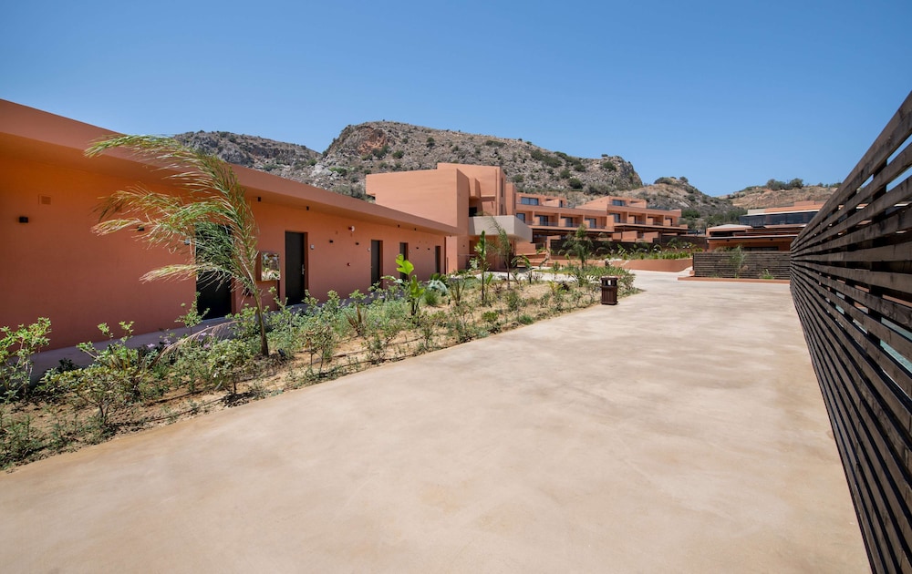 Kiani Beach Resort Family — Hotel building in Chania