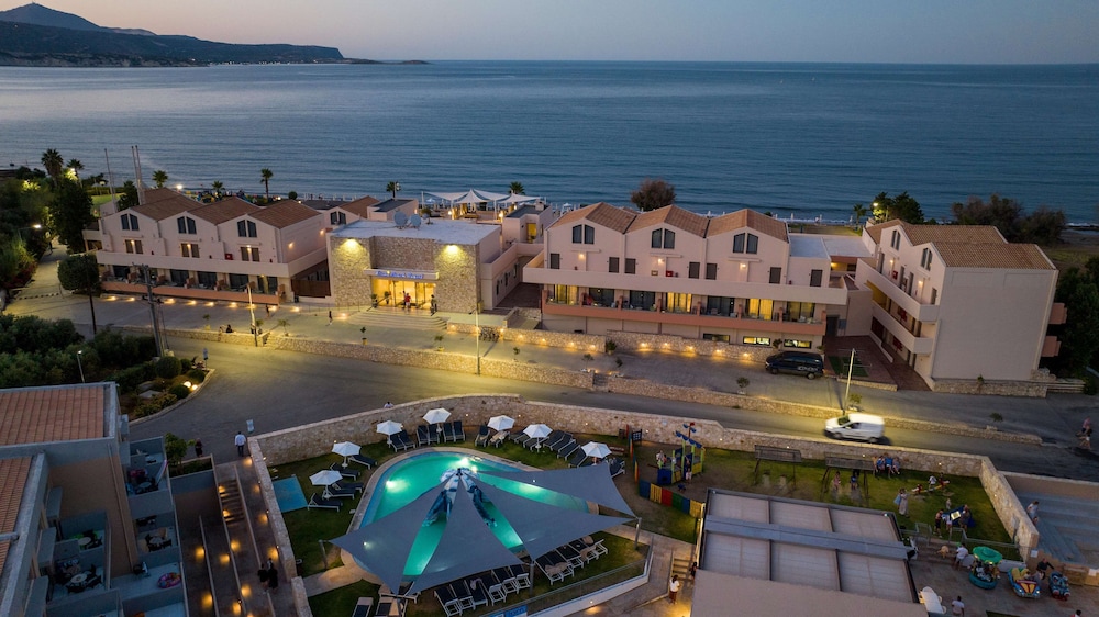 Kiani Beach Resort Family — Hotel building in Chania