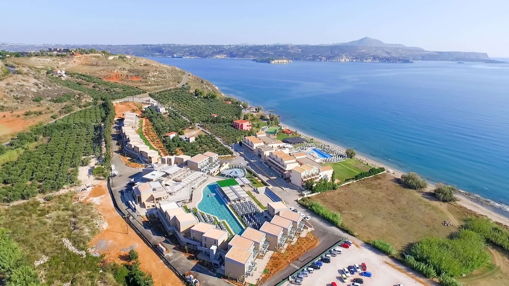 Kiani Beach Resort Family — Hotel building in Chania