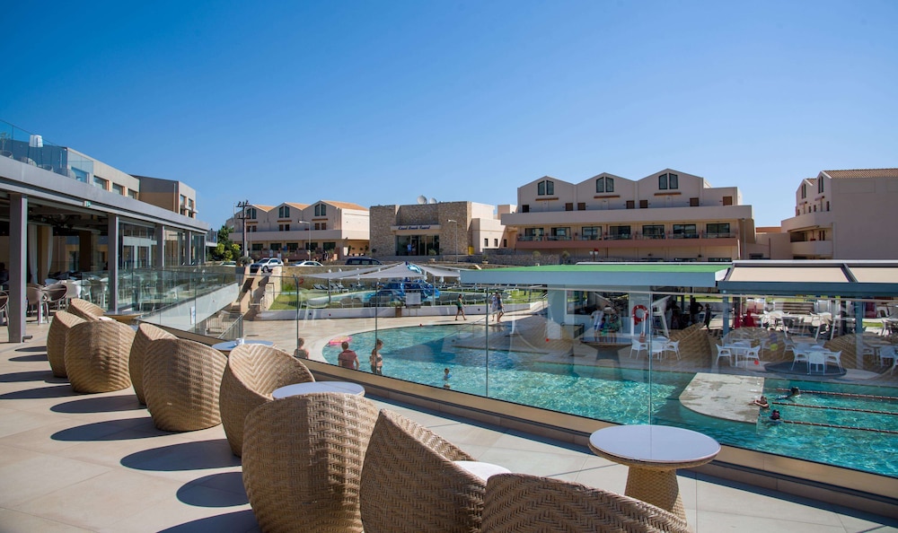 Kiani Beach Resort Family — Swimming pool in Chania