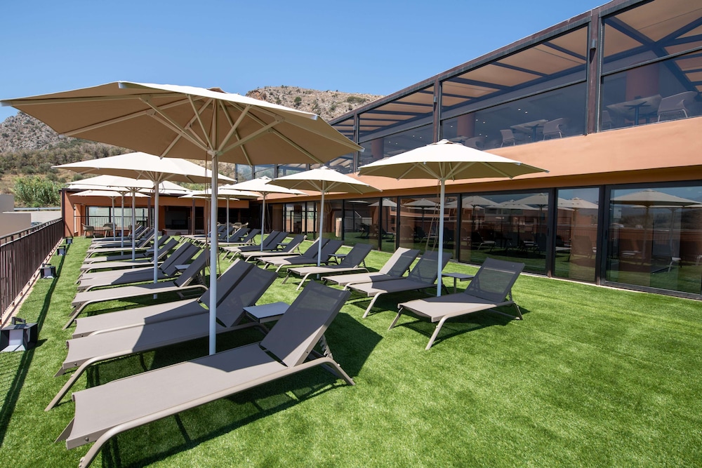 Kiani Beach Resort Family — Hotel building in Chania