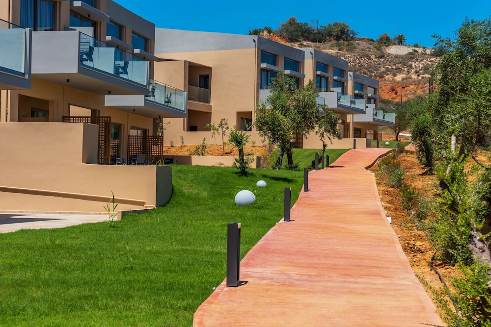 Kiani Beach Resort Family — Hotel building in Chania