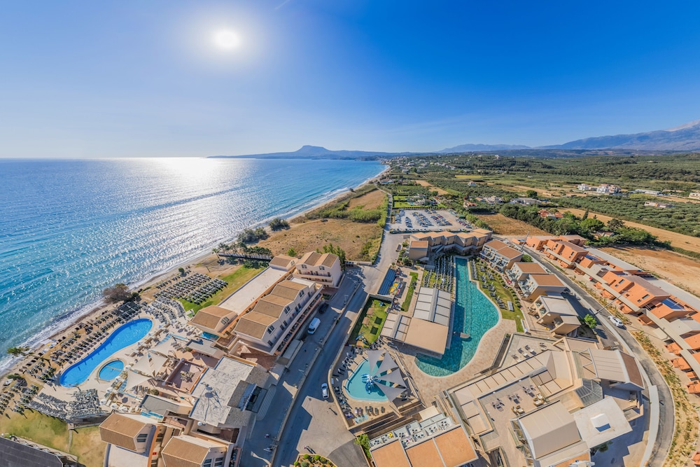 Kiani Beach Resort Family — Hotel building in Chania