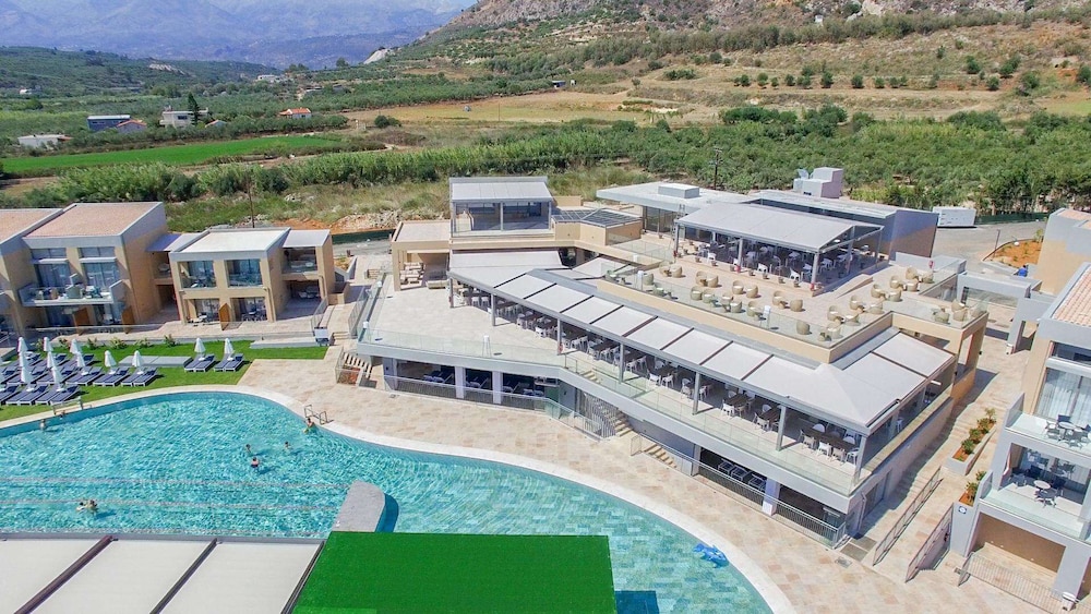Kiani Beach Resort Family — Hotel building in Chania