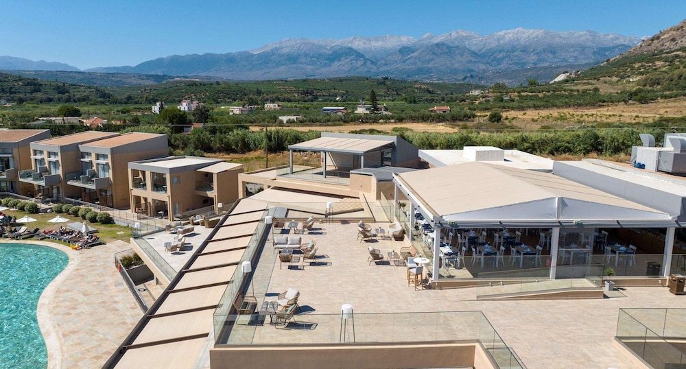 Kiani Beach Resort Family — Hotel building in Chania
