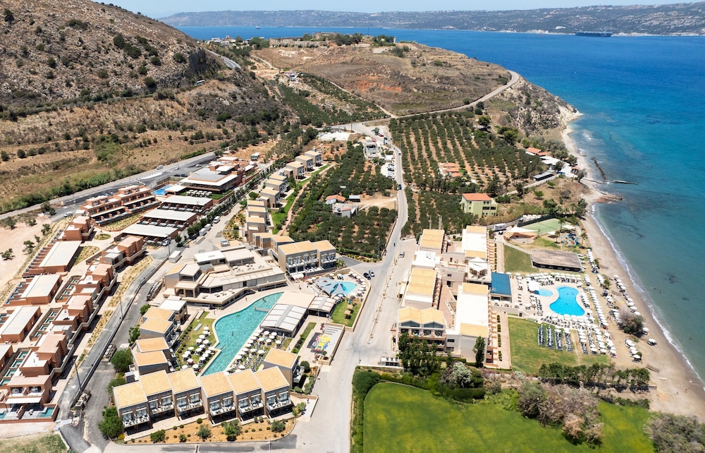 Kiani Beach Resort Family — Hotel building in Chania