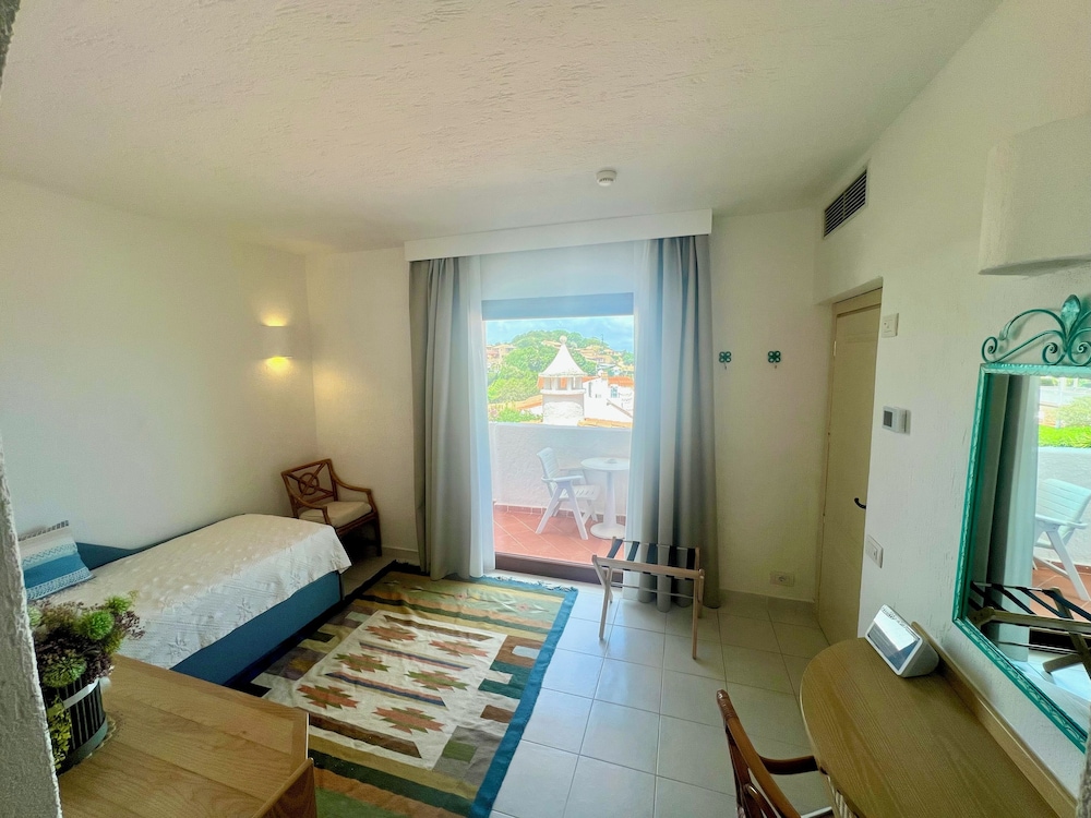 Hotel Punta Est — Hotel rooms in Arzachena, Sardinia