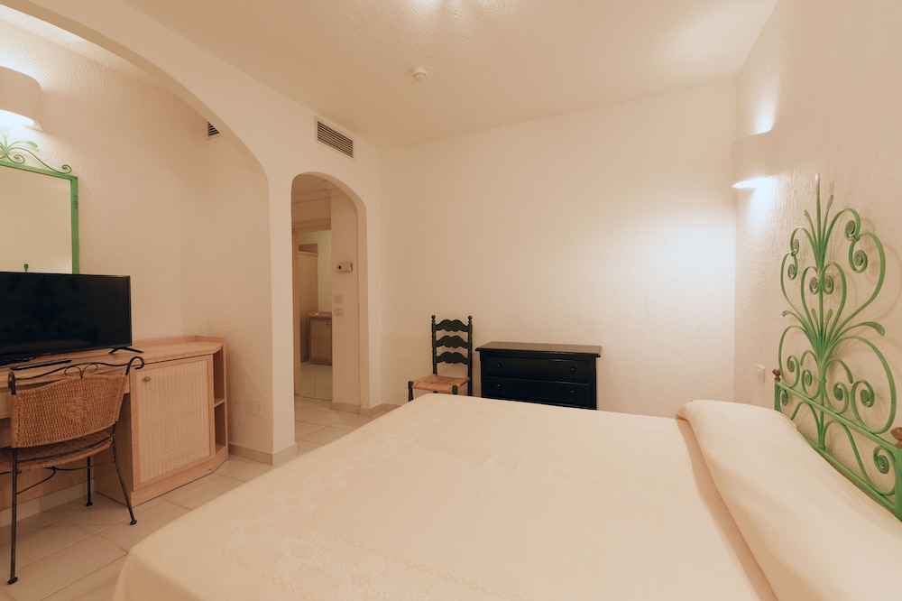 Hotel Punta Est — Hotel rooms in Arzachena, Sardinia