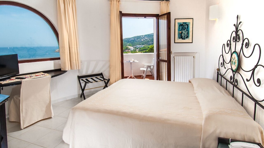 Hotel Punta Est — Hotel rooms in Arzachena, Sardinia