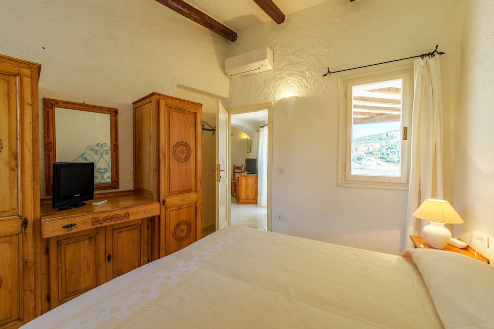 Hotel Punta Est — Hotel rooms in Arzachena, Sardinia