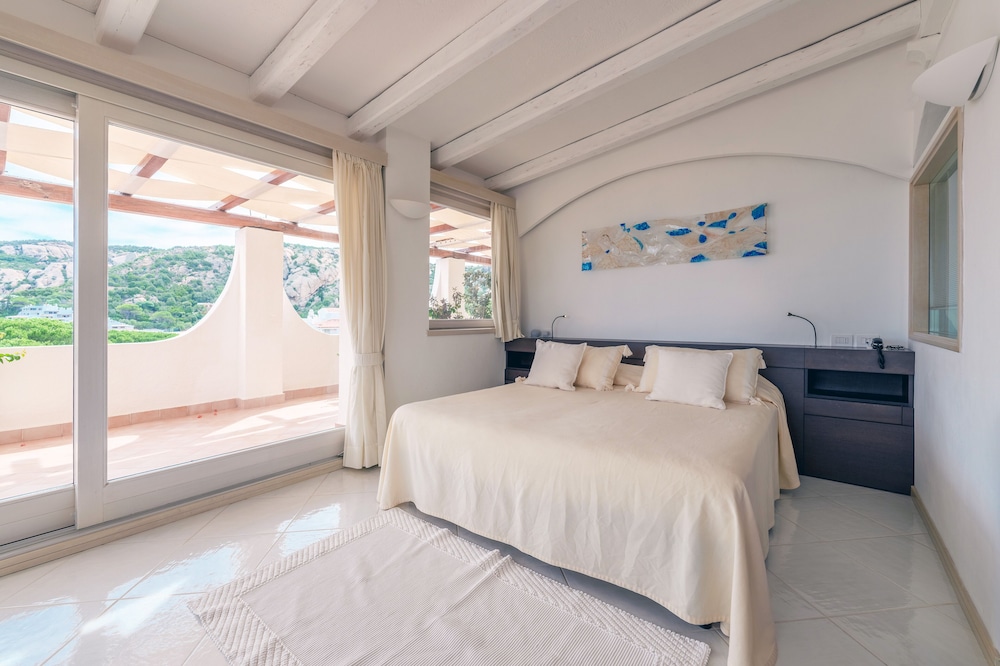 Hotel Punta Est — Hotel rooms in Arzachena, Sardinia