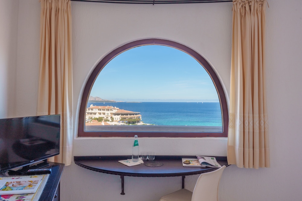 Hotel Punta Est — Hotel rooms in Arzachena, Sardinia