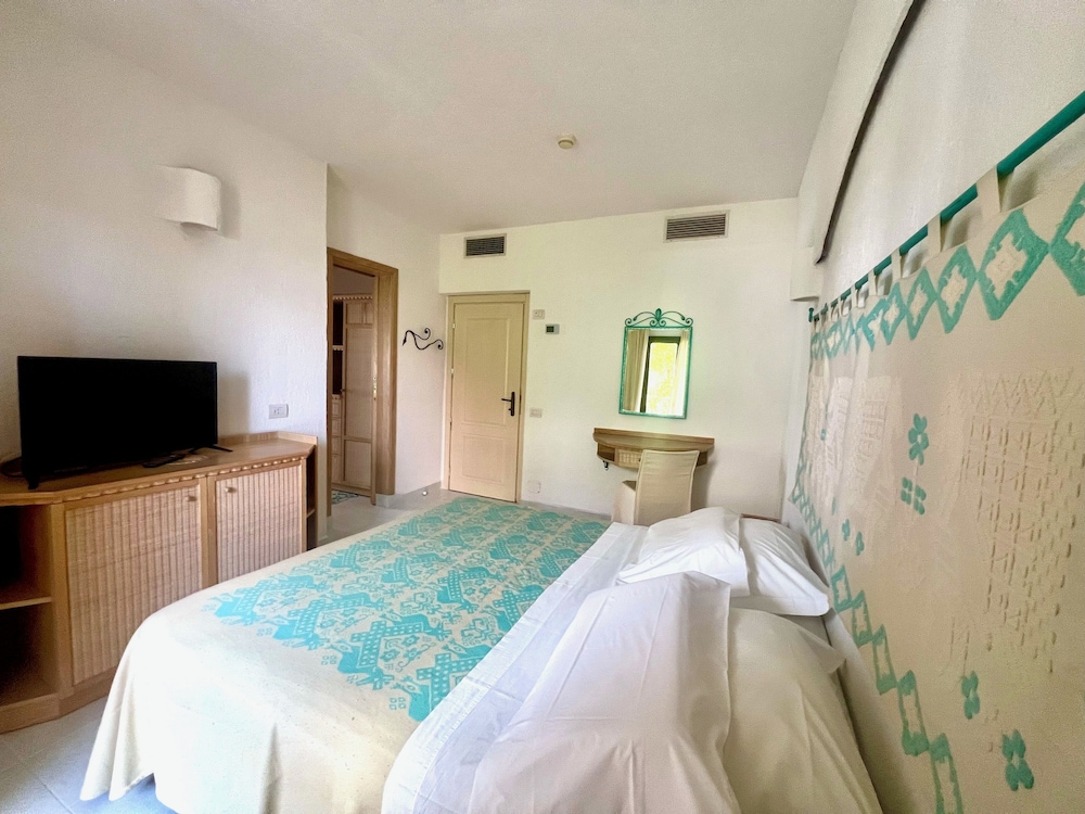 Hotel Punta Est — Hotel rooms in Arzachena, Sardinia