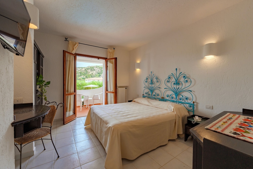 Hotel Punta Est — Hotel rooms in Arzachena, Sardinia