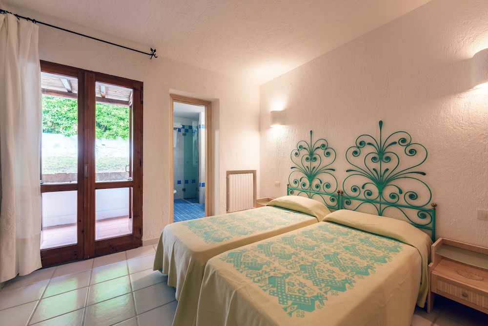Hotel Punta Est — Hotel rooms in Arzachena, Sardinia