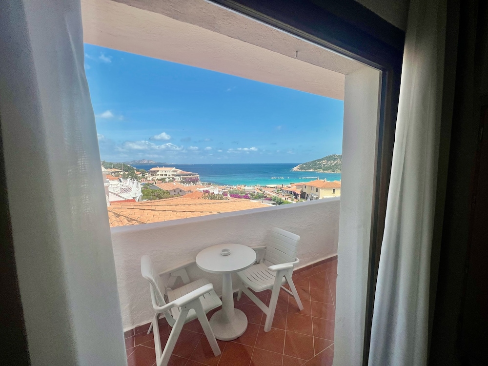 Hotel Punta Est — Hotel rooms in Arzachena, Sardinia