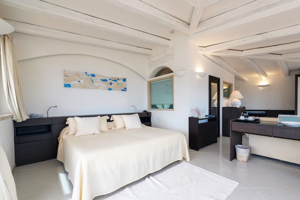 Hotel Punta Est — Hotel rooms in Arzachena, Sardinia