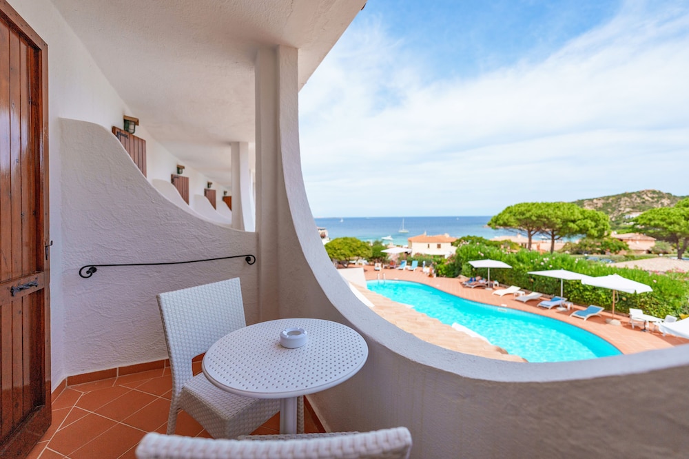 Hotel Punta Est — Hotel rooms in Arzachena, Sardinia