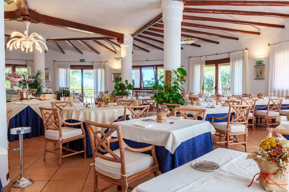 Hotel Punta Est — Restaurant & bars in Arzachena, Sardinia