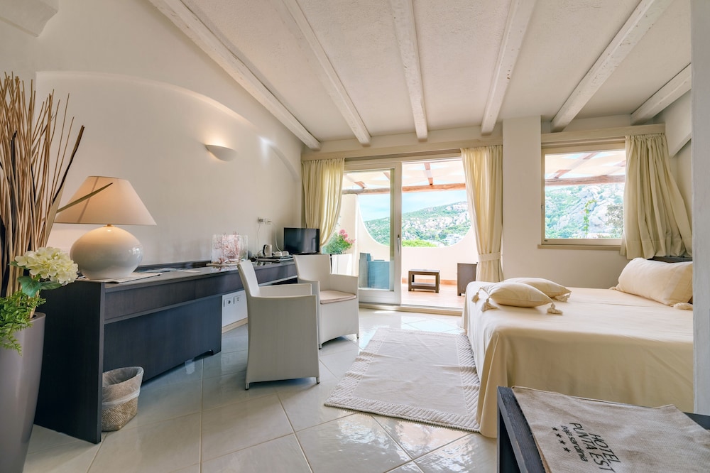 Hotel Punta Est — Hotel rooms in Arzachena, Sardinia