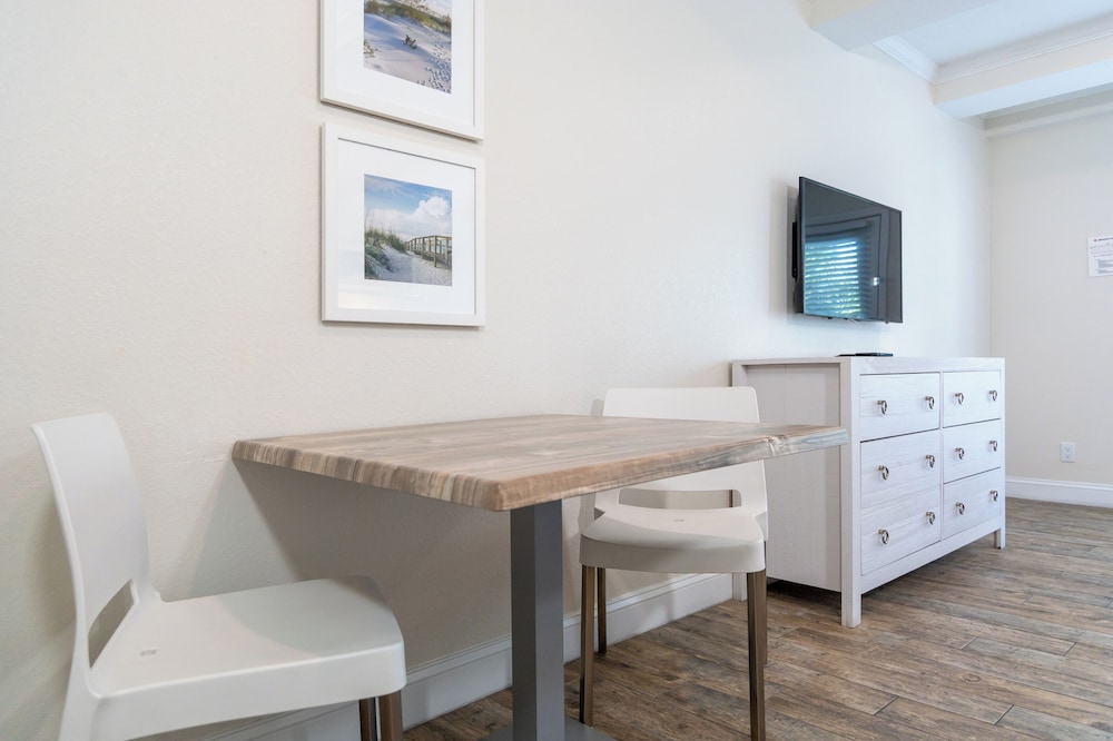 The Fold Hotels Indian Shores — Hotel rooms in Indian Shores, Florida