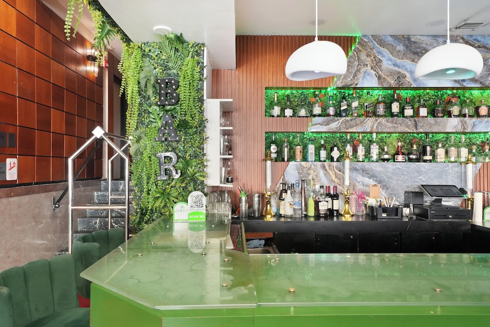 Chesterfield Hotel & Suites — Restaurant & bars in Miami, Florida