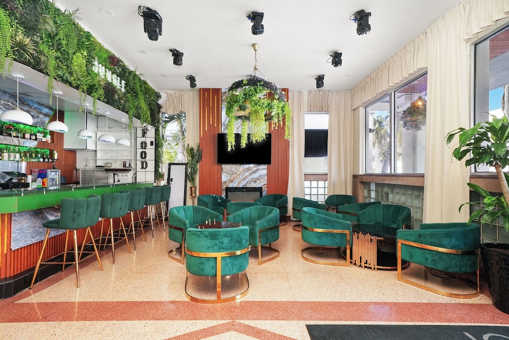Chesterfield Hotel & Suites — Restaurant & bars in Miami, Florida