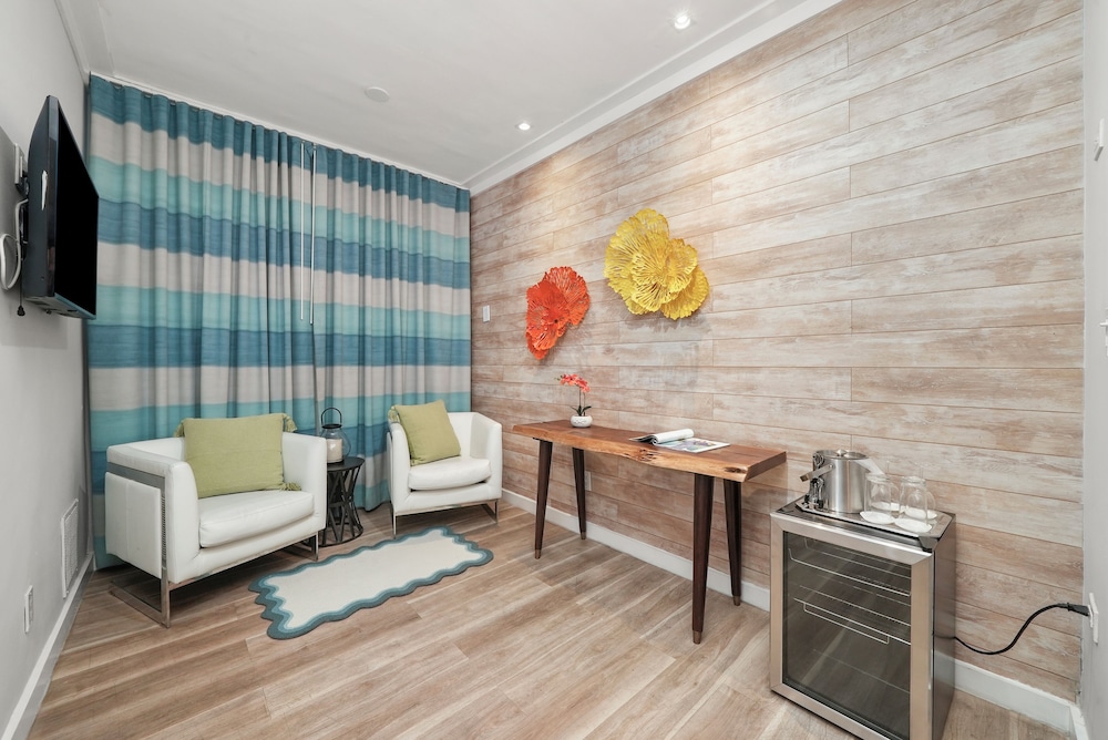 Chesterfield Hotel & Suites — Hotel rooms in Miami, Florida