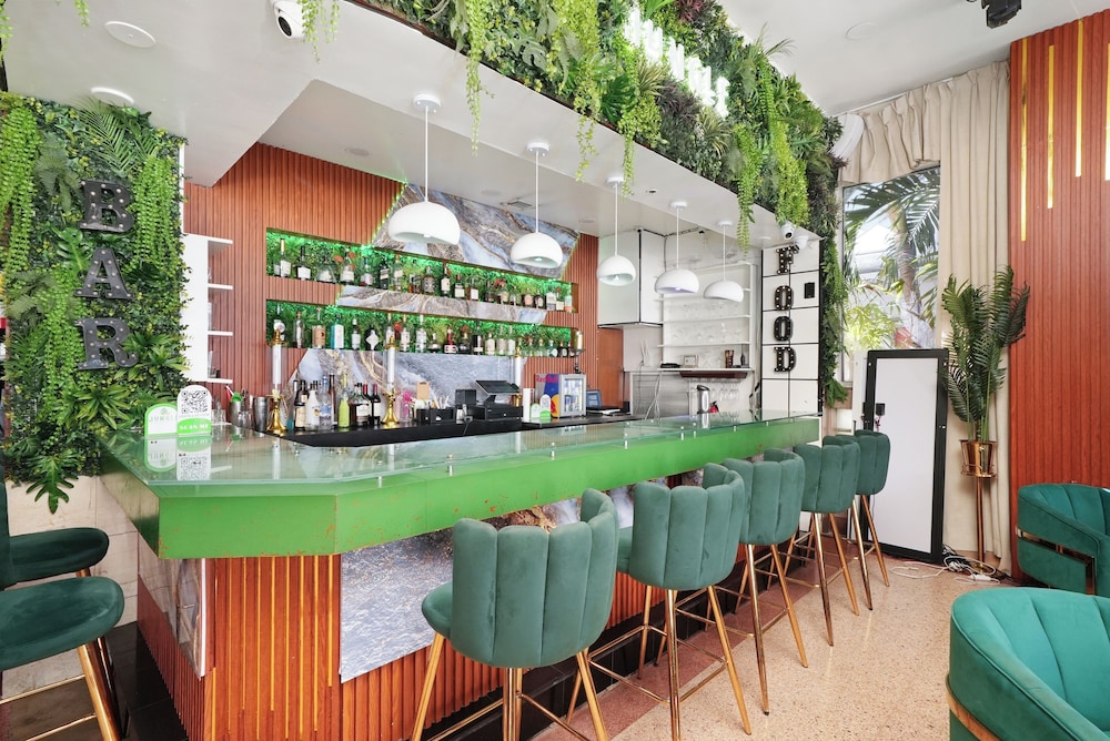 Chesterfield Hotel & Suites — Restaurant & bars in Miami, Florida