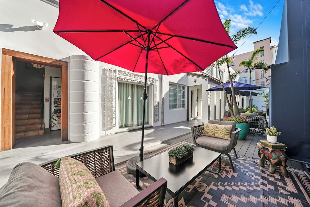 Chesterfield Hotel & Suites — Restaurant & bars in Miami, Florida