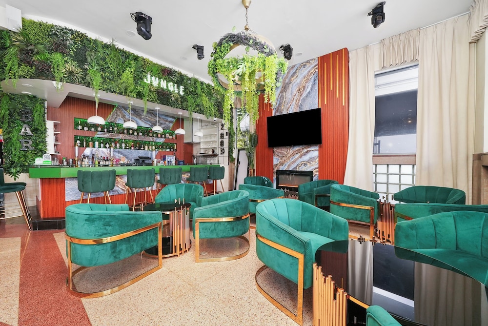 Chesterfield Hotel & Suites — Restaurant & bars in Miami, Florida