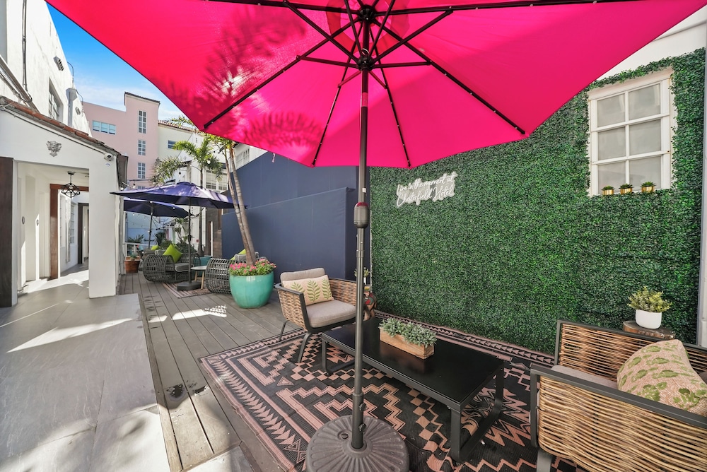 Chesterfield Hotel & Suites — Restaurant & bars in Miami, Florida