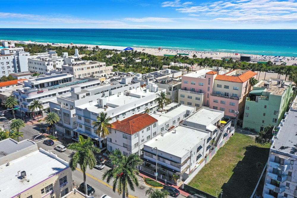 Chesterfield Hotel & Suites — Main photo in Miami, Florida