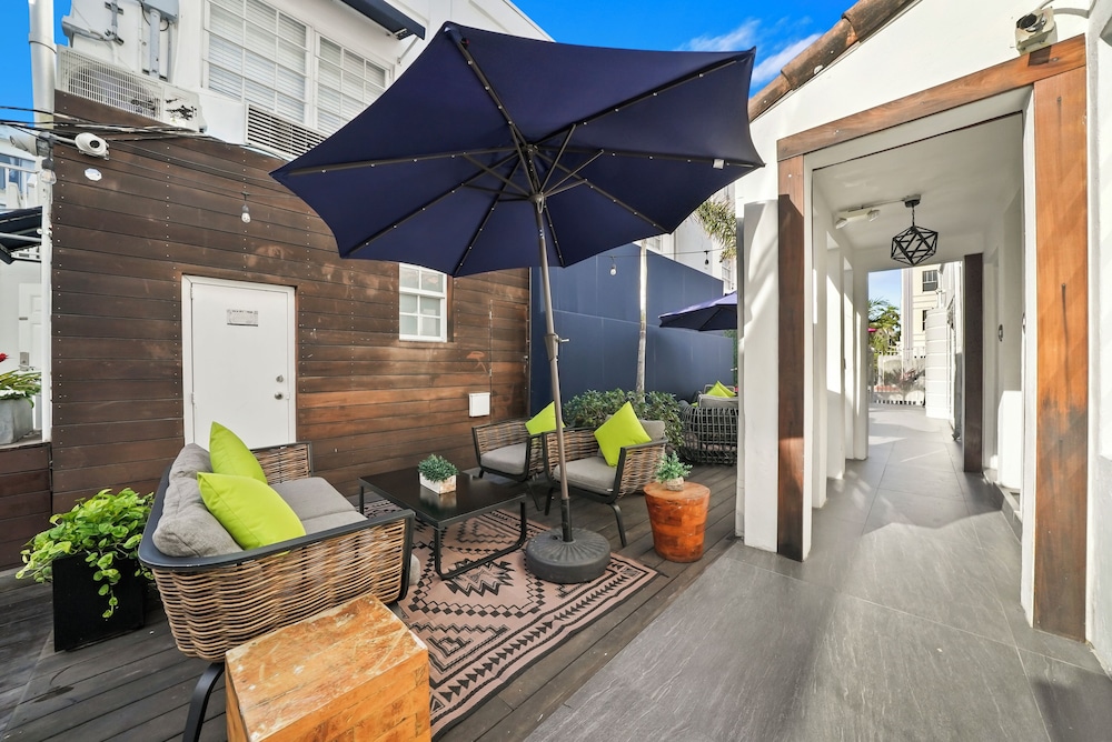 Chesterfield Hotel & Suites — Hotel building in Miami, Florida