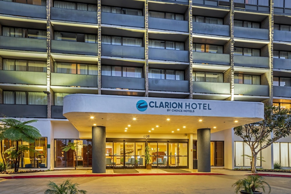 Clarion Hotel Anaheim Resort — Hotel building in Anaheim, California